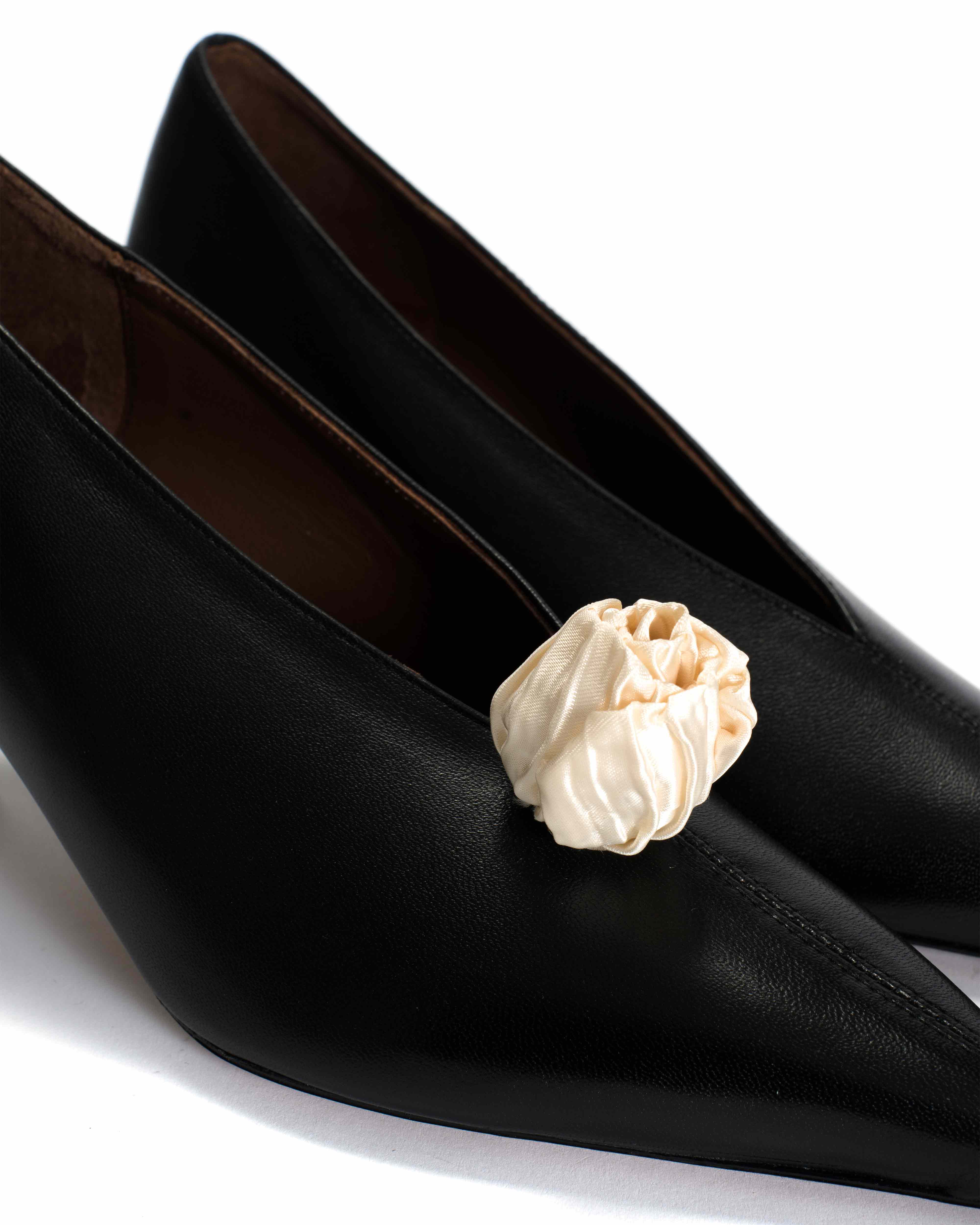 Tulip shoe clip Pleated satin Creamy white - Image 4
